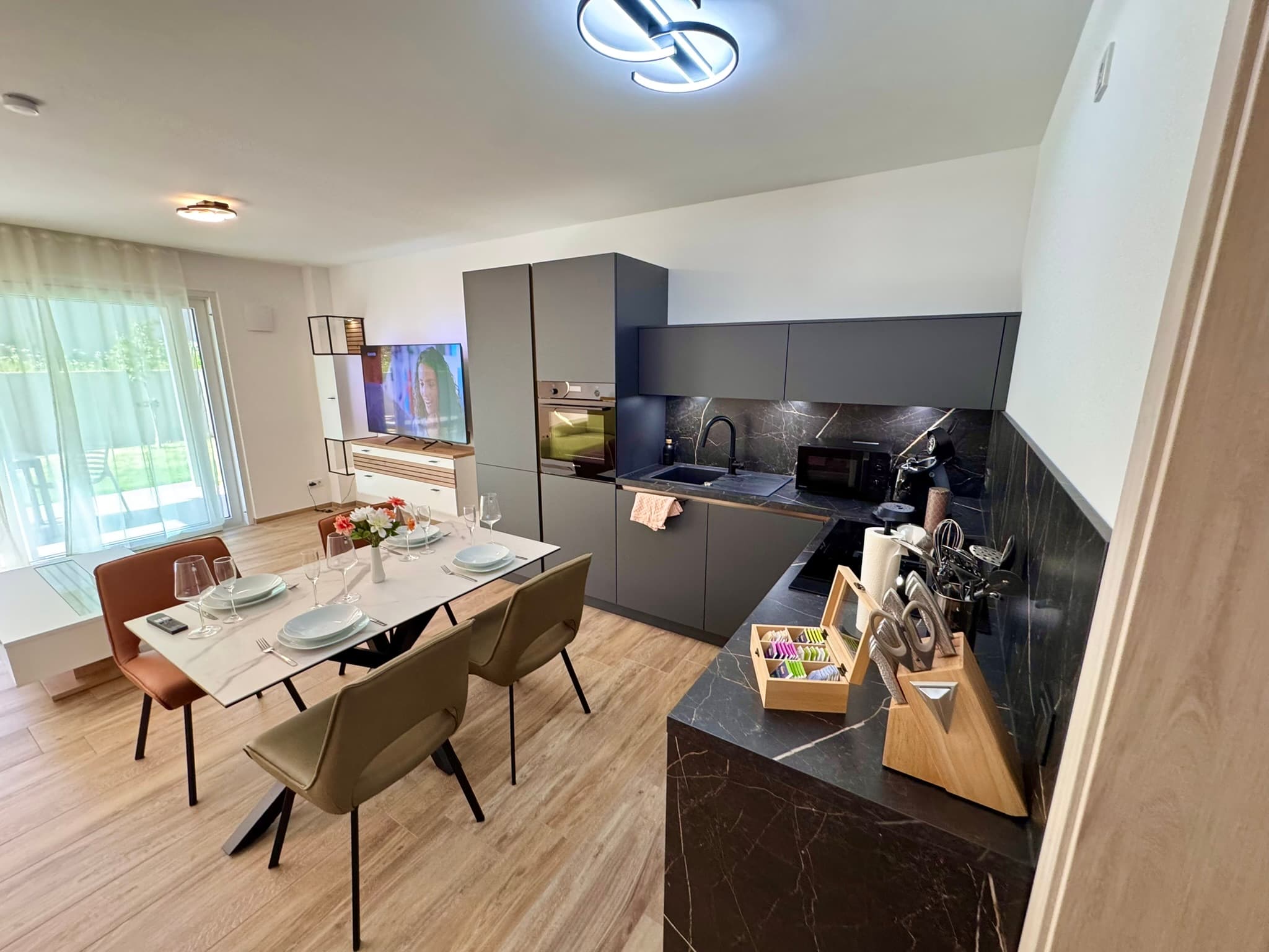 Apartment 3 image 3