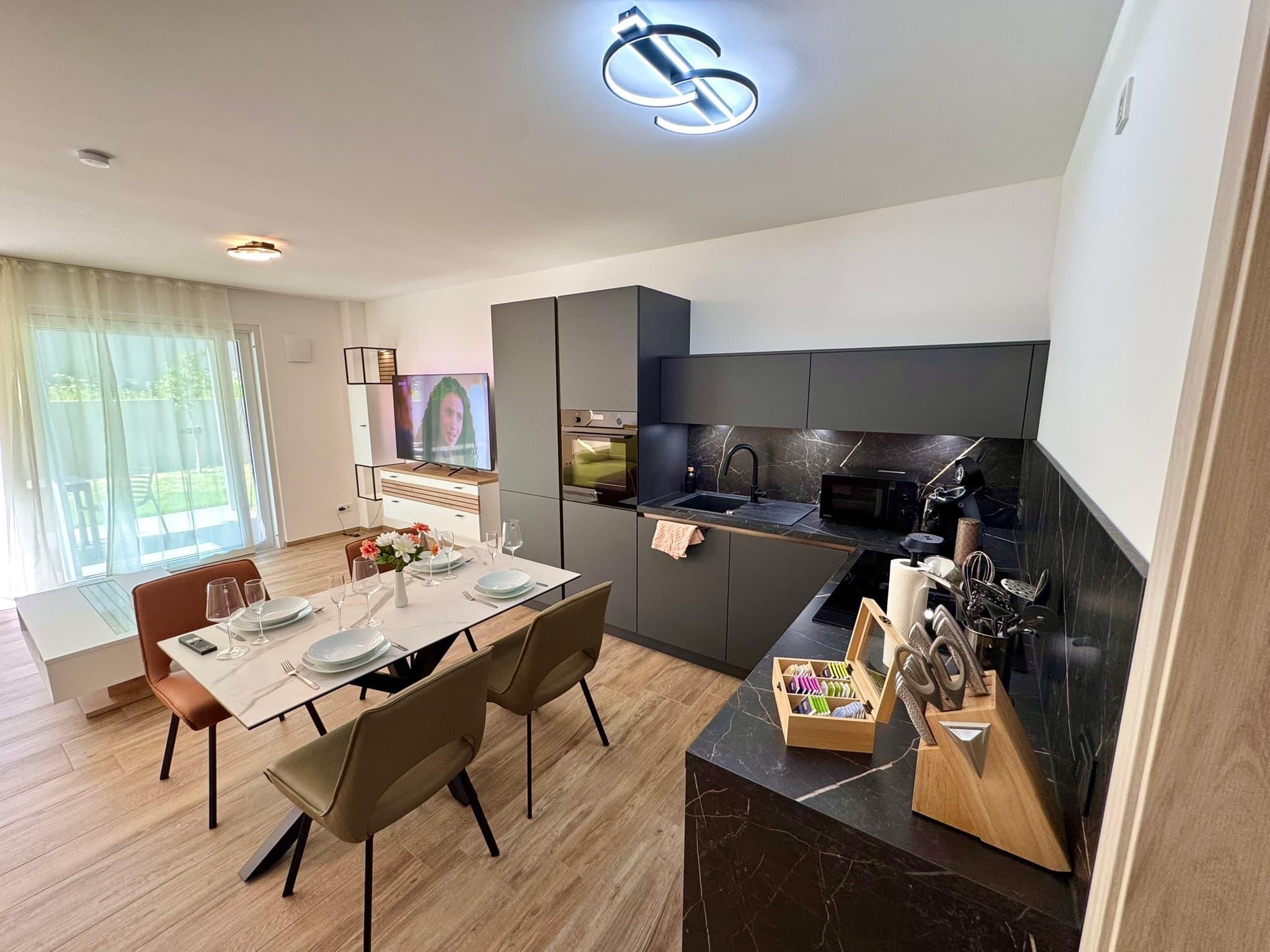 Apartment 3 image 4