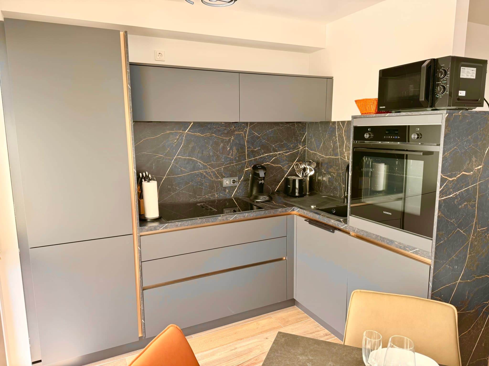 Apartment 8 image 3